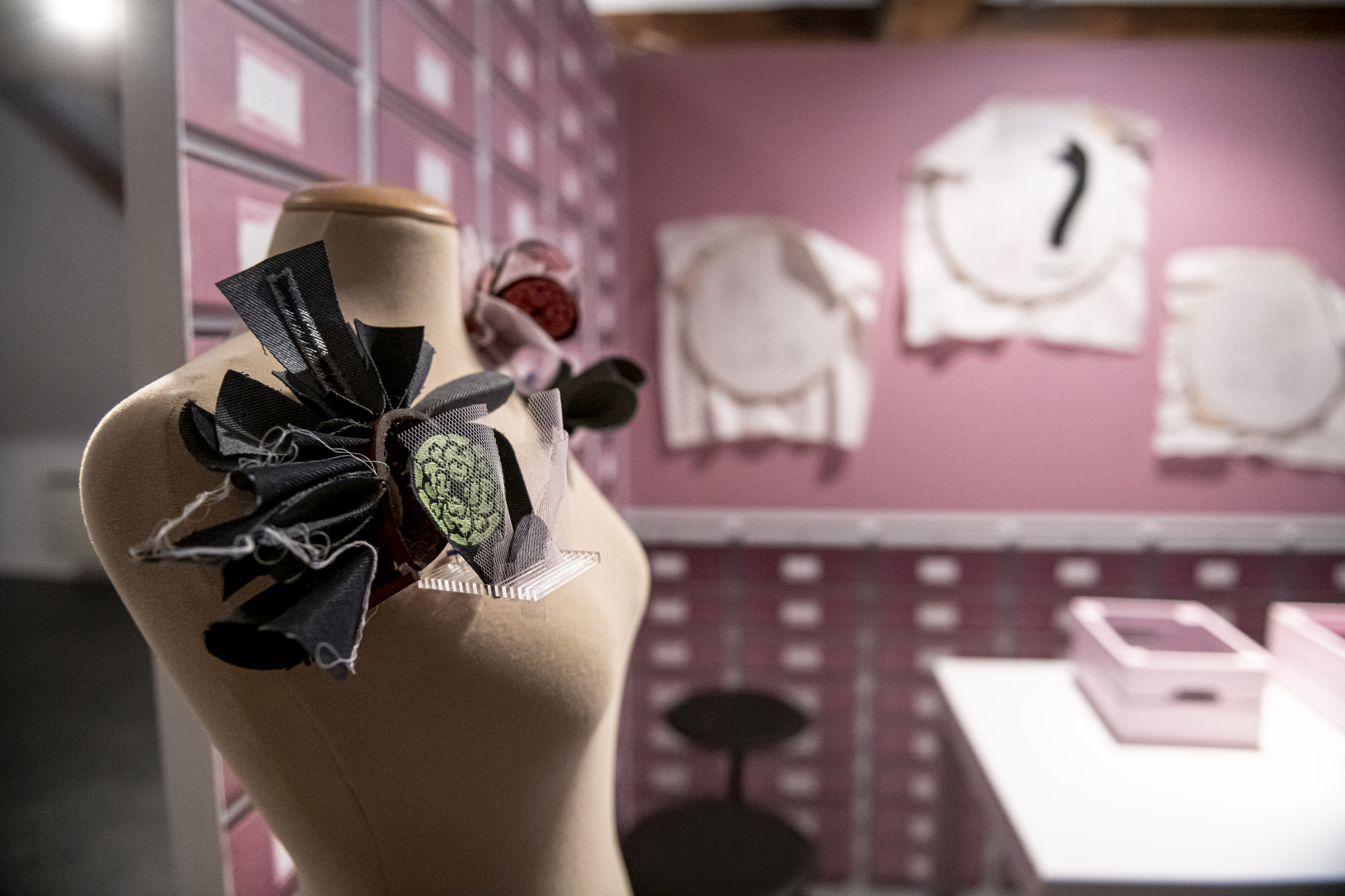 Een blik in de roze wonderkamer van Modemuseum Hasselt tijdens expo SMUK